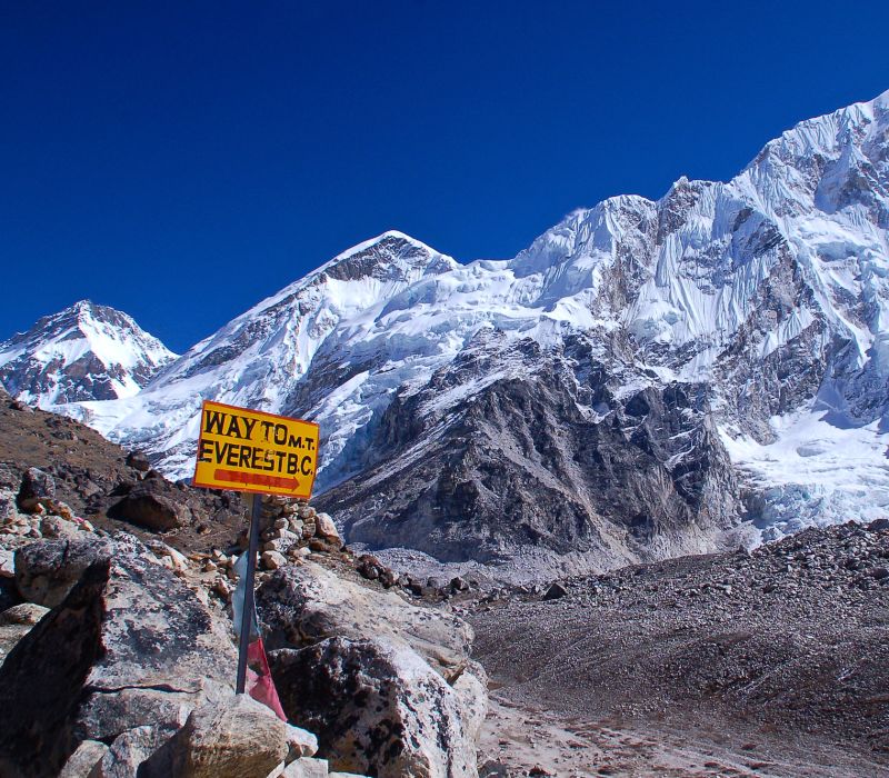 mount-everest-sign